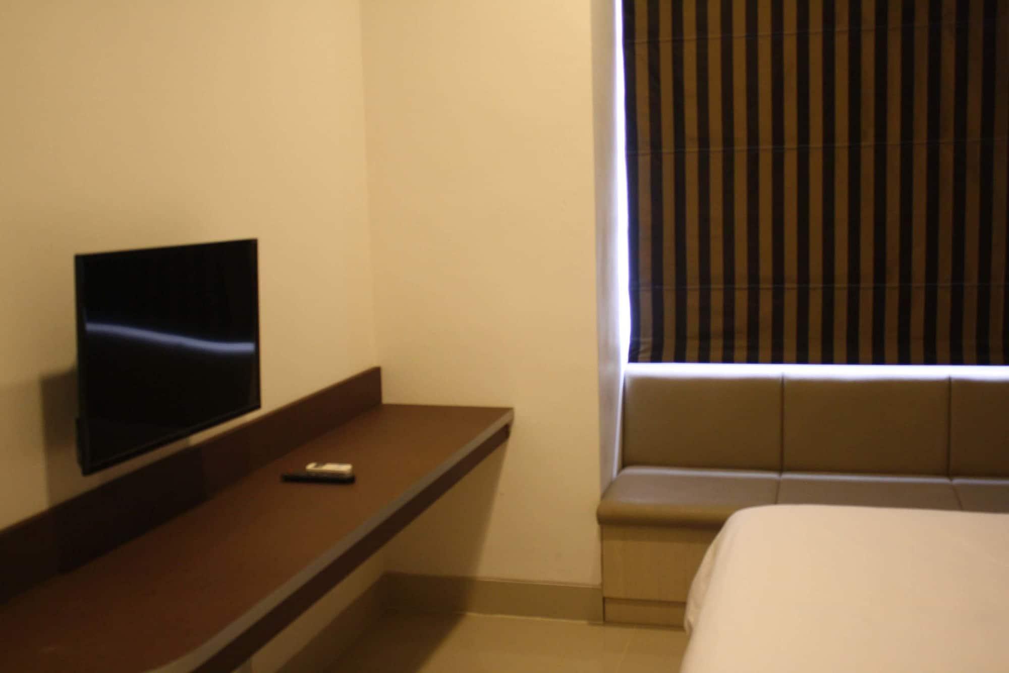 Sparks Odeon Sukabumi, Artotel Curated Экстерьер фото
